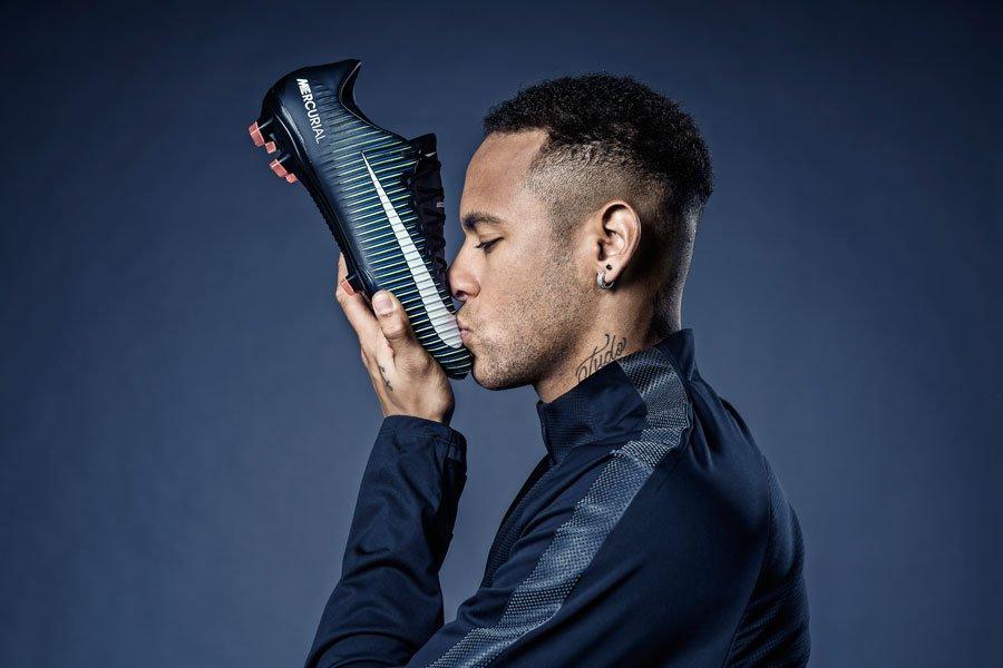 neymar nike kiss